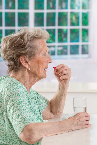 Senior Woman Taking Medicine — Fotografia de Stock