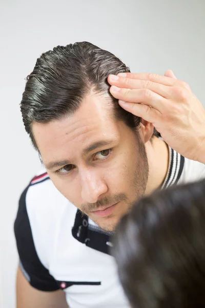 Uomo Che Guarda Allo Specchio — Foto Stock