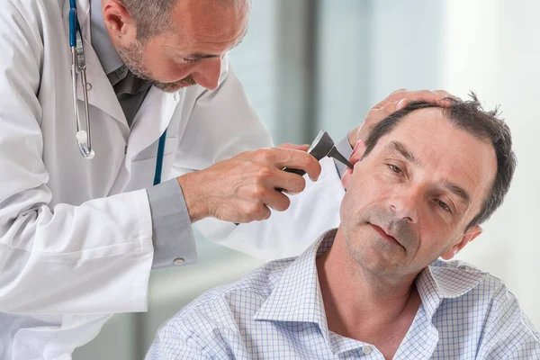 Doctor Examining Patient Ear — Stockfoto