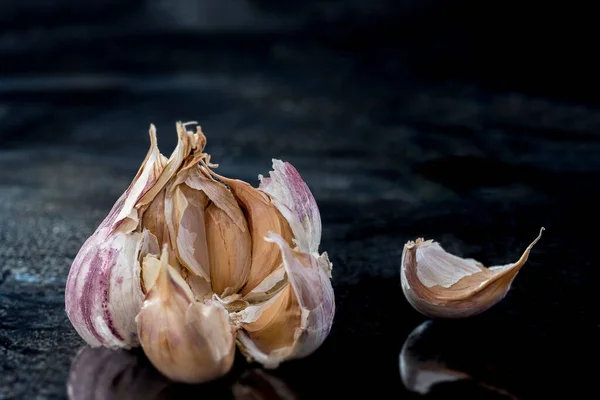 Whole Garlic Bulb Close Isolated Black — Fotografia de Stock