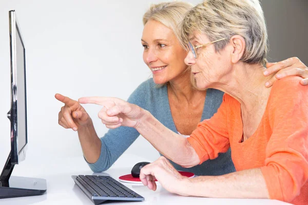 Woman Her Fifties Helping Elderly Woman Use Computer — Foto Stock