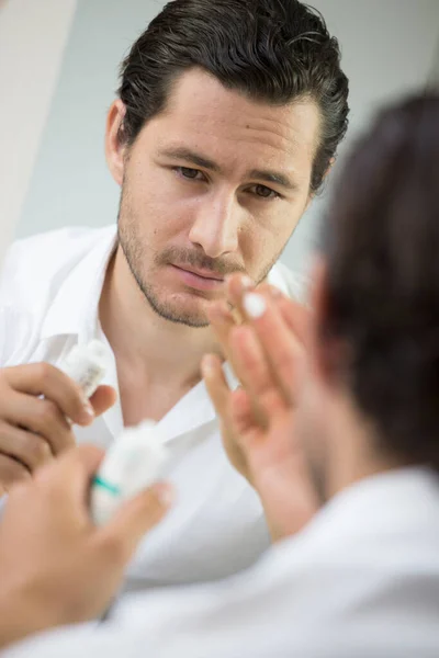 Mann Trägt Gesichtscreme Auf — Stockfoto