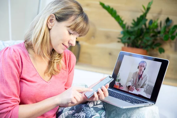 Video Consultation Young Woman Her Test Results Her Mobile — Stockfoto