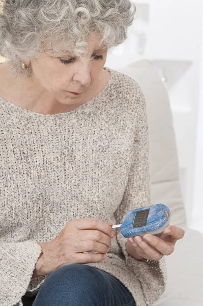 Mujer Mayor Que Revisa Nivel Glucosa Sangre —  Fotos de Stock