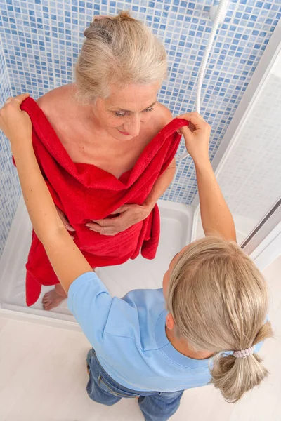 Nurse Helping Senior Woman Wash — Stock Photo, Image