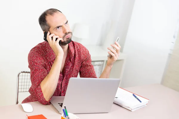 Worked Man Two Cell Phones — Stockfoto