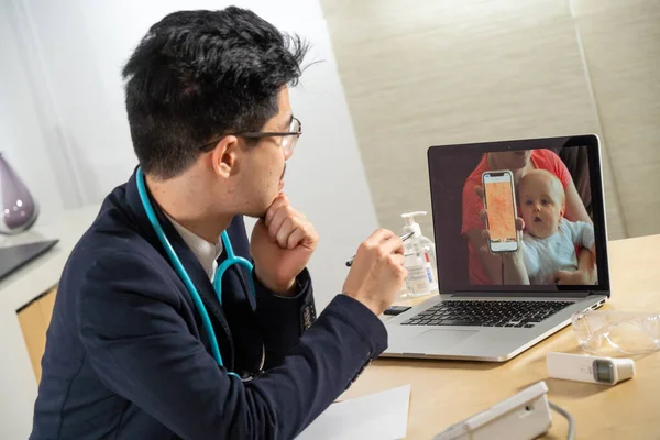 Pediatrician Remote Consultation Mother Infant Skin Irritation — Stok fotoğraf
