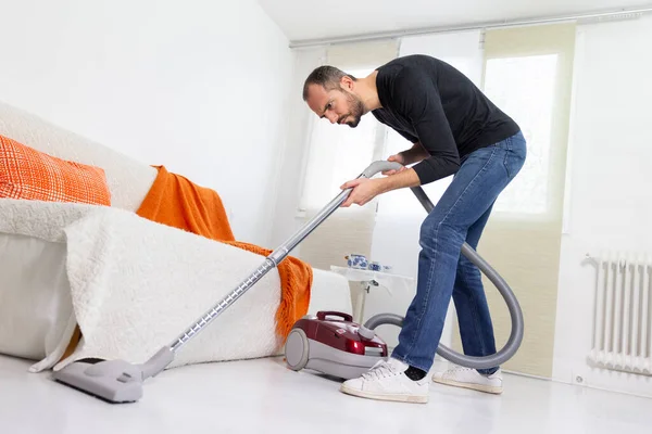 Man Vacuuming Home — Fotografia de Stock