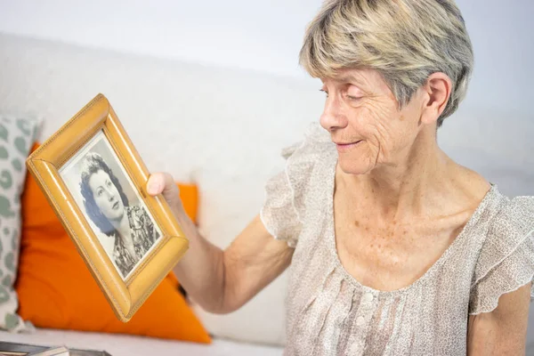 Stara Kobieta Patrząc Zdjęcia — Zdjęcie stockowe