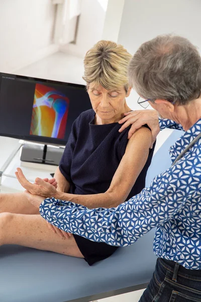 Woman Consulting Doctor Pain Her Shoulder — Stock Photo, Image