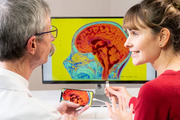 Researcher Explaining Woman How Smartphone Can Connected Brain — Stockfoto