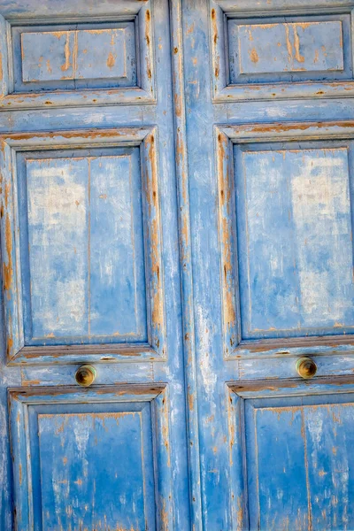 Old Blue Wooden Door Brass Handle — 图库照片