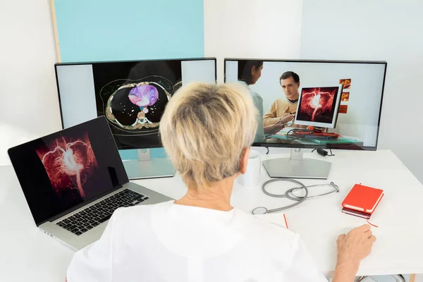 Teleconsultation Two Doctors Medical Images Hearts Screens — Stockfoto