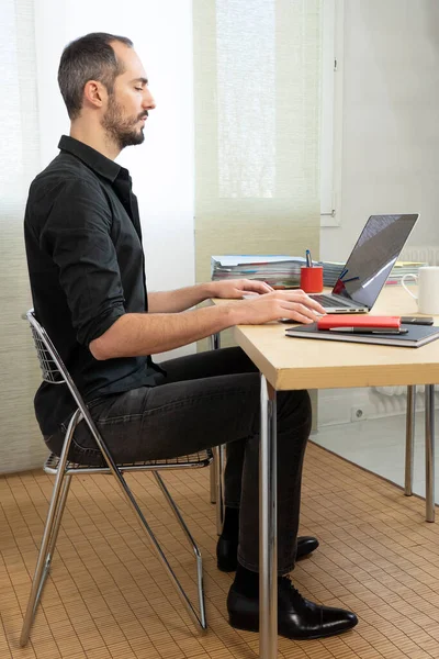 Man Sitting Upright His Desk — Stok fotoğraf
