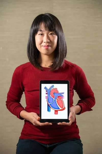 Woman Holding Screen Heart Cutout Design — Stockfoto