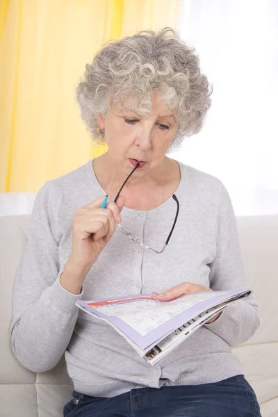 Senior Woman Doing Arrow Words — Stock Photo, Image