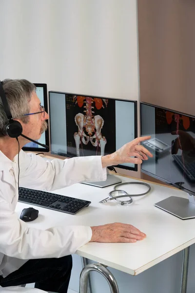 Cardiologist Video Consultation Colleague Phlebitis Diagnosis — Stockfoto