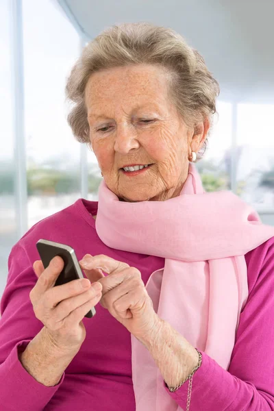 Äldre Kvinna Med Smartphone — Stockfoto