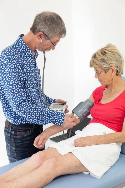 Woman Consulting Doctor Who Taking Her Blood Pressure — Stock Photo, Image