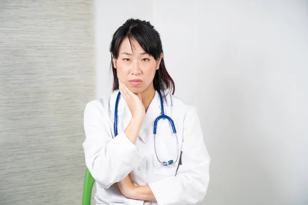 Asian Female Doctor Consultation — Stockfoto