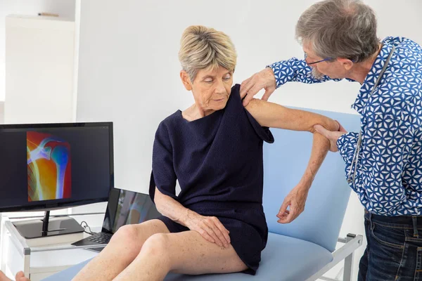 Woman Consulting Doctor Pain Her Shoulder — Stock Photo, Image