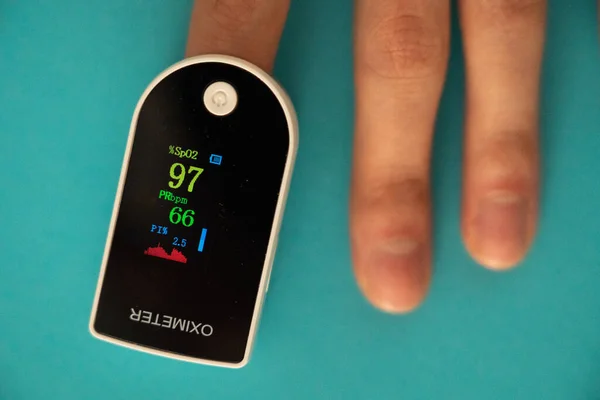 Person Measuring Oxygen Level Using Oximeter — 图库照片