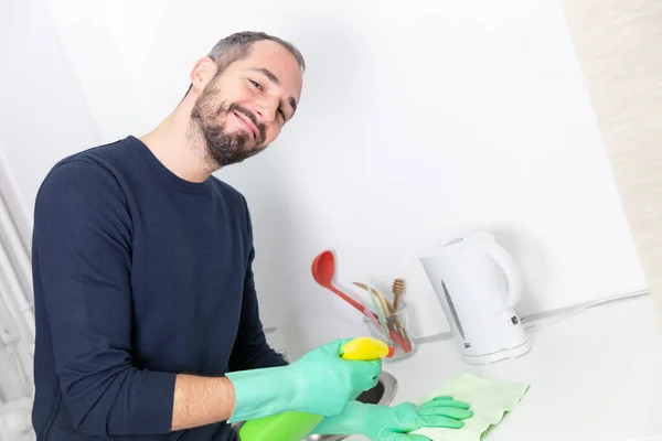 Ένας Άνθρωπος Που Χρησιμοποιεί Προϊόντα Καθαρισμού Για Καθαρίσει — Φωτογραφία Αρχείου