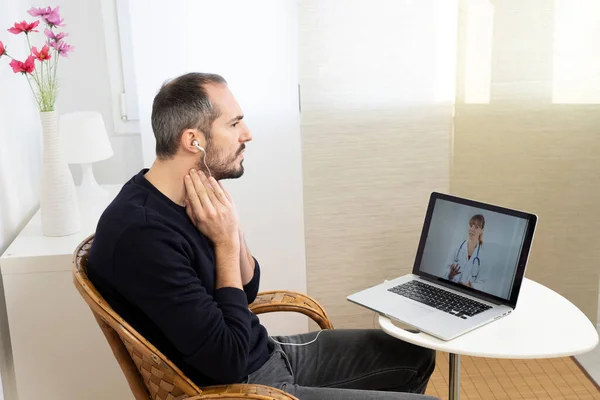 Man Sore Throat Consulting His Doctor Video Consultation — Stok fotoğraf