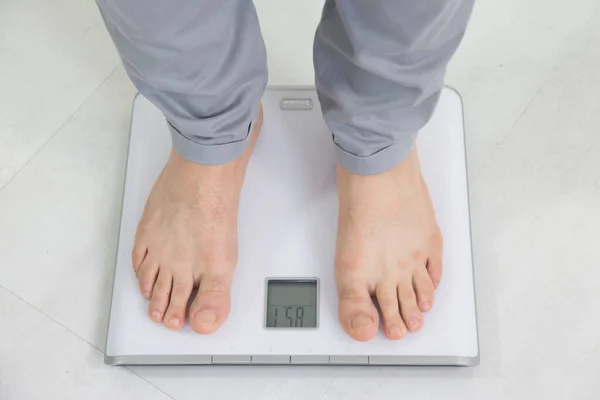 体重計の男 — ストック写真