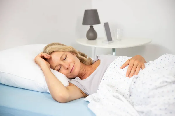 Woman Sleeping Her Bed — Stock Photo, Image