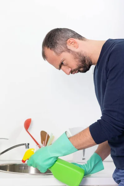 Ένας Άνθρωπος Που Χρησιμοποιεί Προϊόντα Καθαρισμού Για Καθαρίσει — Φωτογραφία Αρχείου