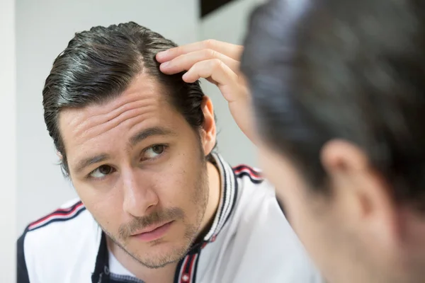 Uomo Che Guarda Allo Specchio — Foto Stock