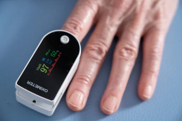 Oximeter Attached Index Finger Measure Oxygen Level Blood — Stock Photo, Image