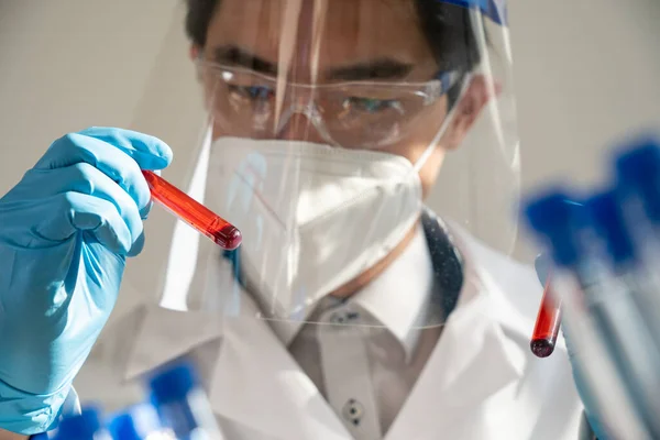 Laboratory Technician Performing Blood Tests Laboratory — 图库照片