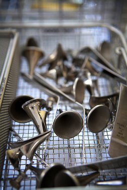 In the surgical instrument sterilization department, each instrument has a follow-up sheet.