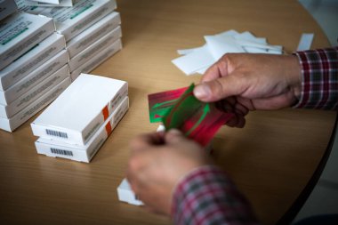 Preparation of kit in pharmacies in exchange for the recovery of used drug equipment.