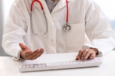 Bilgisayar dizüstü bilgisayar ekranında bir stetoskop ile doktor. Teletıp veya telehealth kavramı