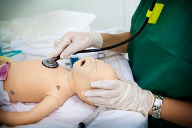 Simulation session on a mannequin, aiming to reproduce very realistic clinical situations.