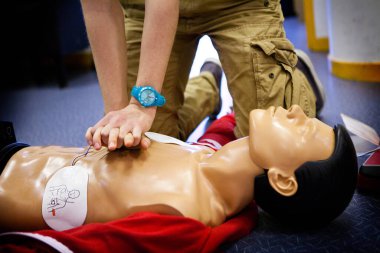 First aid training: cardiac massage with combined use of a defibrillator.