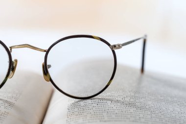 kitap okuma gözlükleri.