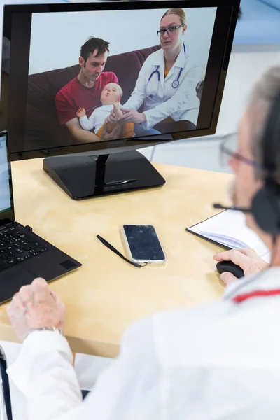 Pediatric Video Consultation Involving Doctor His Colleague Presence Child Father — Zdjęcie stockowe