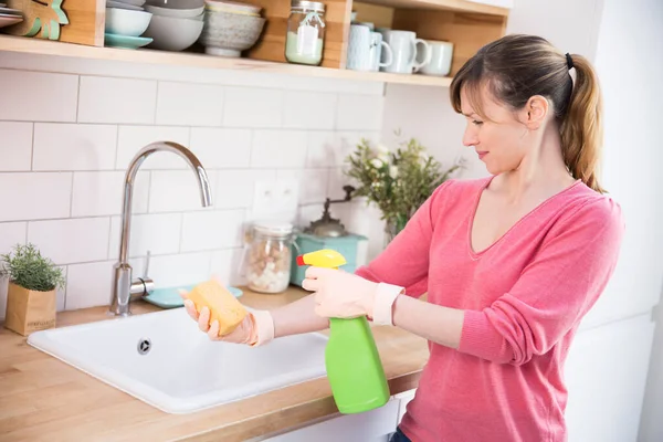 Woman Using Conventional Cleaning Product — kuvapankkivalokuva