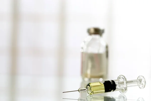 Medizinflaschen Glas Und Spritze Injektionsnadel Auf Weißem Hintergrund Medikamentenflasche Ausrüstung — Stockfoto