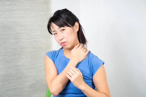 Neck Pain Asian Woman — Stockfoto