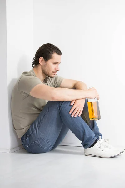 Homme Avec Une Bouteille Alcool — Foto Stock