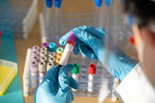 Τεχνικός Εργαστηρίου Που Διενεργεί Αιματολογικές Εξετάσεις Στο Εργαστήριο — Φωτογραφία Αρχείου