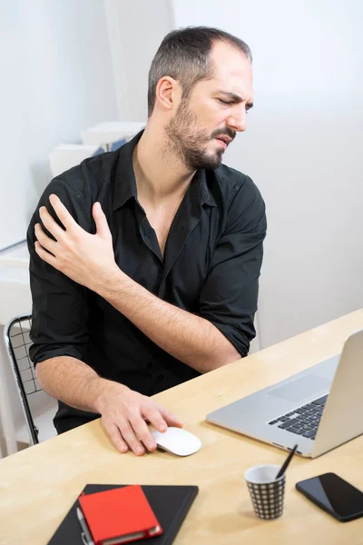 Man His Desk Shoulder Pain — Fotografia de Stock