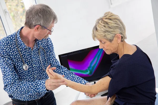 Woman Consulting Doctor Pain Her Elbow — Photo