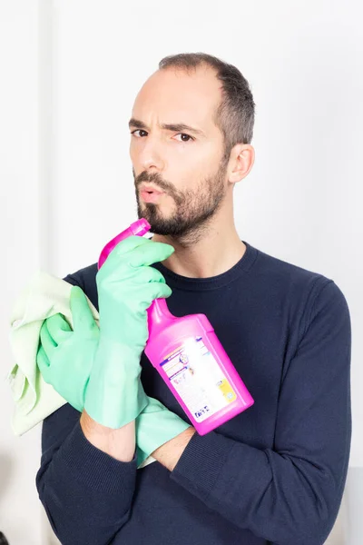 Man Using Cleaning Products Clean — Stockfoto