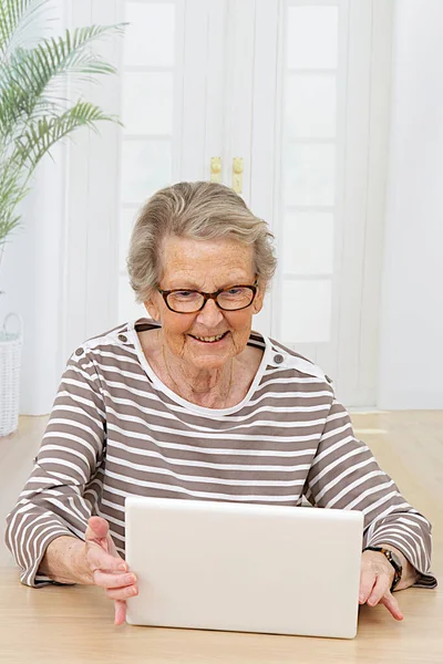 Donna Anziana Utilizzando Computer Portatile — Foto Stock